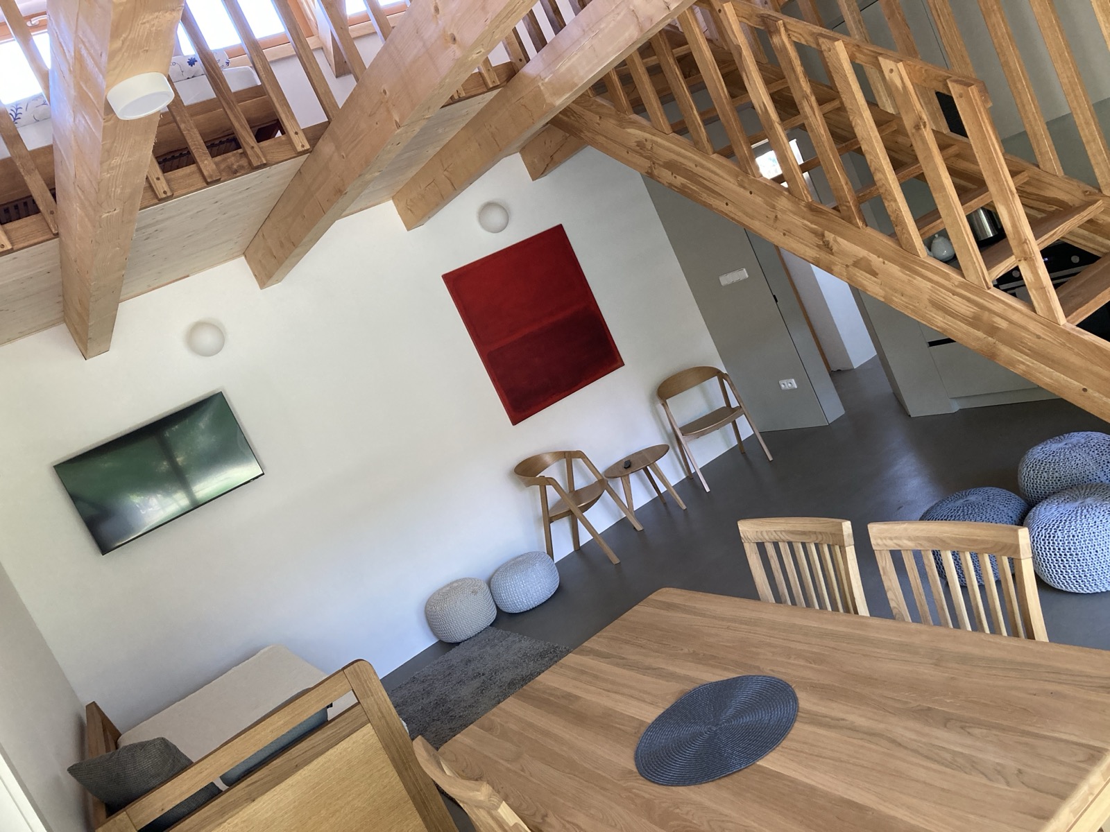 Obývací pokoj s kuchyní v novém apartmánu U Cerhů – prázdninový domek s podkrovní ložnicí